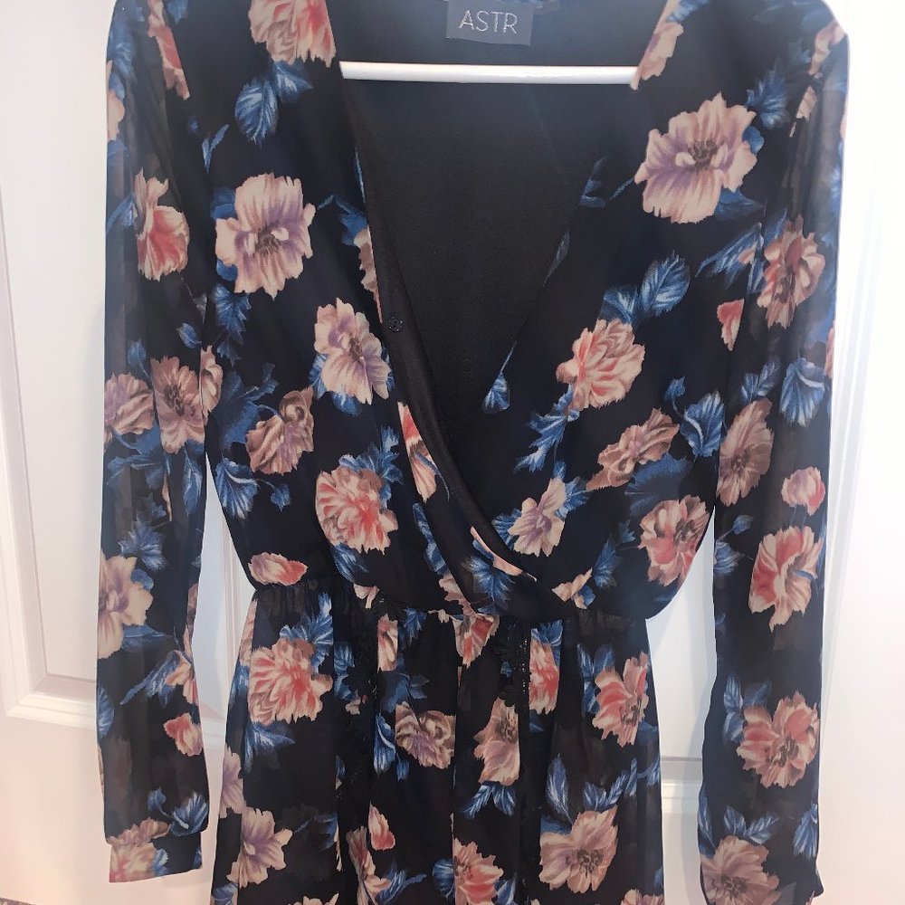 ASTR Floral Romper Size xs